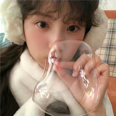 落在她身边